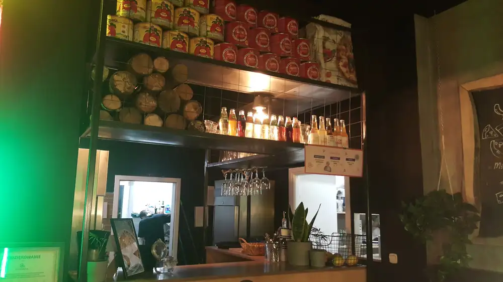 Bar z puszkami pomidorów i drewnem