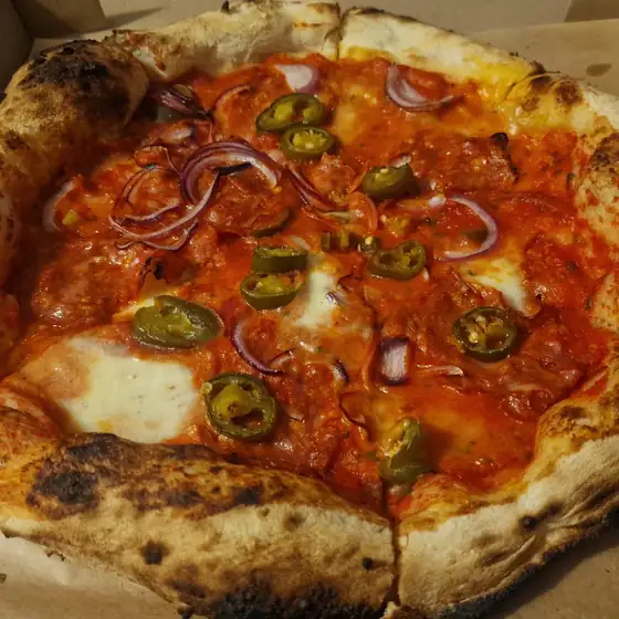 Pizza z salami i jalapeño