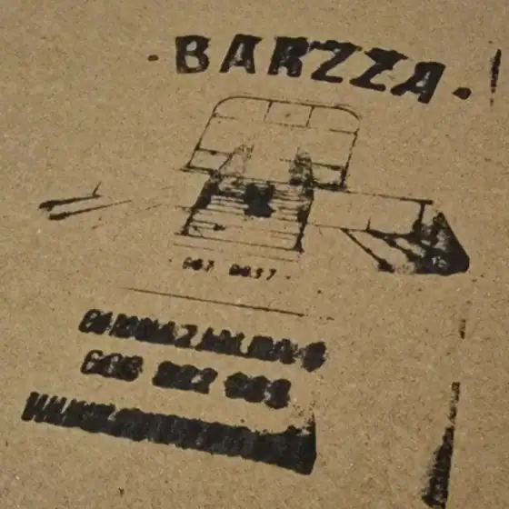 Pieczątka BARZZA! na kartonie